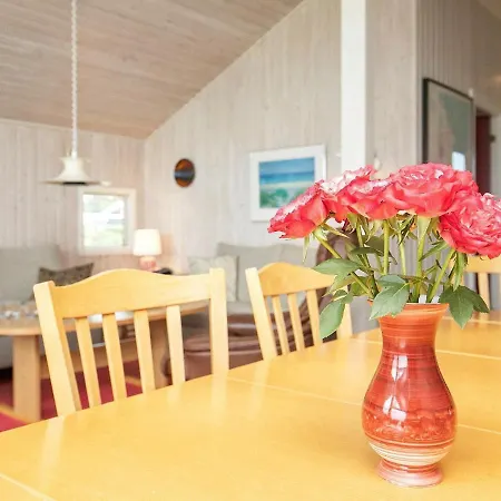Three-bedroom Holiday In 2 *
